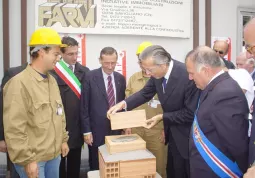 L'onorevole Teresio Delfino posa il primo mattone della ristrutturazione della sede della Cri in corso Romita